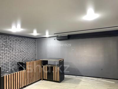 Офисы, магазины и бутики, конференц-залы, кабинеты и рабочие места · 61 м² за 180 000 〒 в Атырау, мкр Центральный