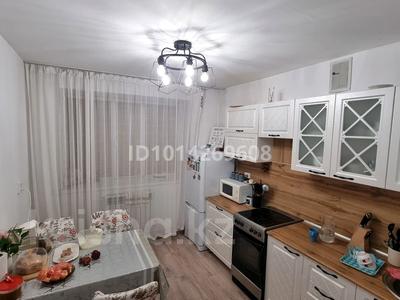 2-комнатная квартира · 64 м² · 2/5 этаж, Строителей 45 за 16.5 млн ₸ в Аксу