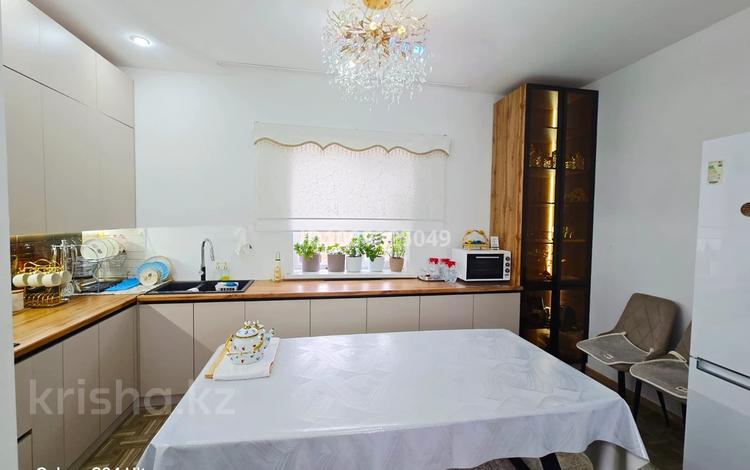 Жеке үй · 8 бөлме · 320 м² · 600 жүзд., Құрсай ш/а., Сарымолда досмухаембетова 174а, бағасы: 28 млн ₸ в Атырау, мкр Курсай — фото 2