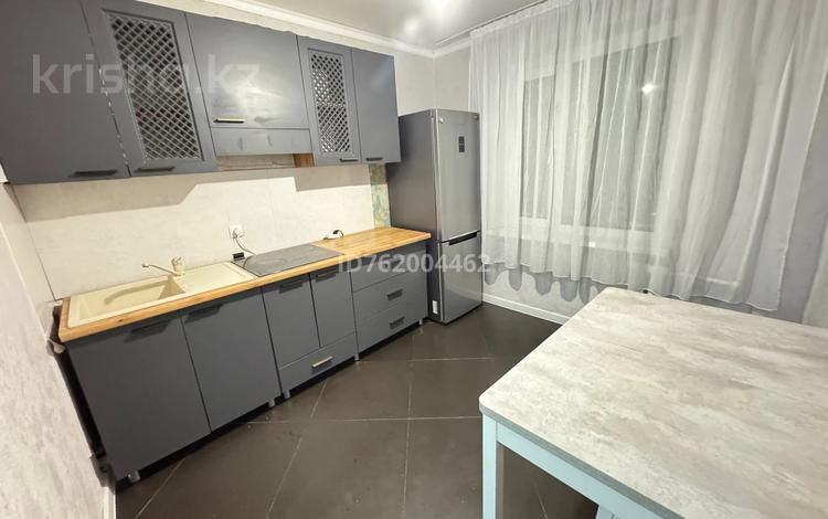 2-комнатная квартира · 56 м² · 7/9 этаж, мкр Юго-Восток, Мкр Степной 3 2 за 15 000 ₸ в Караганде, Казыбек би р-н — фото 4