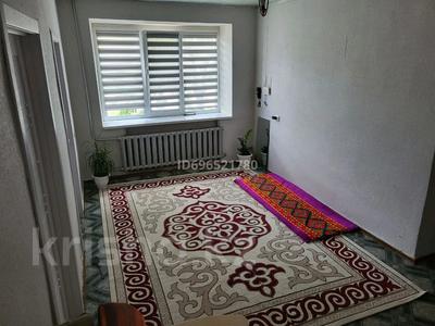 4-комнатная квартира · 62 м² · 1/5 этаж, мкр. Зачаганск пгт, Саратовская — Магазин Алтындар за 20 млн 〒 в Уральске