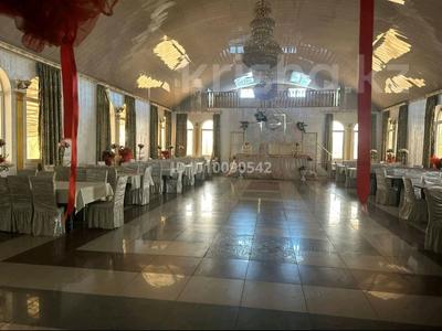 Свободное назначение, офисы, магазины и бутики, склады, азс, автосервисы и автомойки, общепит, салоны красоты, сельское хозяйство, бани, гостиницы и зоны отдыха, медцентры и аптеки, образование · 900 м² за 200 млн 〒 в Жамбыле