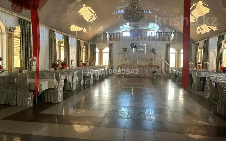 Свободное назначение, офисы, магазины и бутики, склады, азс, автосервисы и автомойки, общепит, салоны красоты, сельское хозяйство, бани, гостиницы и зоны отдыха, медцентры и аптеки, образование · 900 м² за 200 млн 〒 в Жамбыле — фото 5