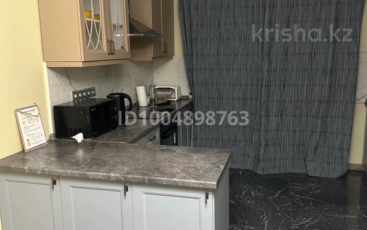 3-комнатная квартира · 74 м² · 2/10 этаж, мкр Юго-Восток, Карбышева за 320 000 〒 в Караганде, Казыбек би р-н — фото 2