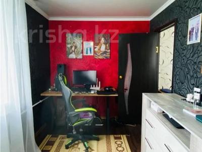 3-комнатная квартира · 51 м² · 5/5 этаж, Майкудук, 13й микрорайон за 11.5 млн ₸ в Караганде, Алихана Бокейханова р-н