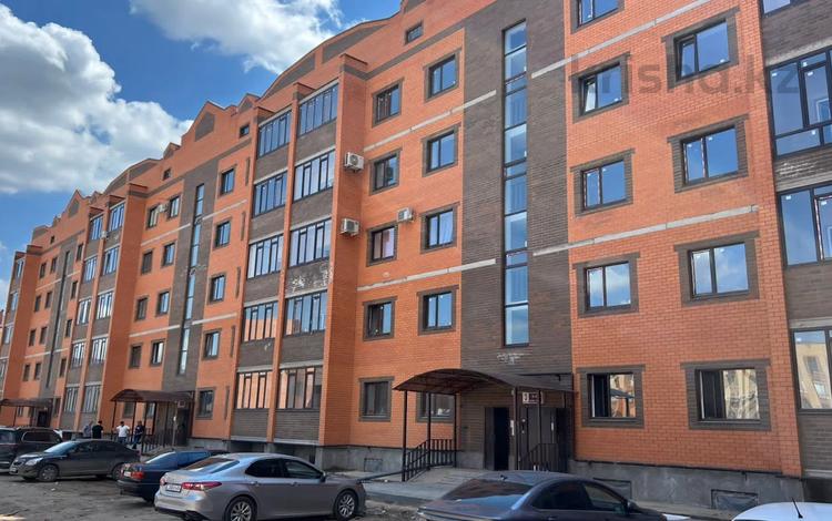 2-комнатная квартира, 84.2 м², мкр. Алтын орда, Тауелсиздик 228/3 — ЗА ГРИЛЬ БАРОМ ГАРАЖ за ~ 20.2 млн 〒 в Актобе, мкр. Алтын орда — фото 2