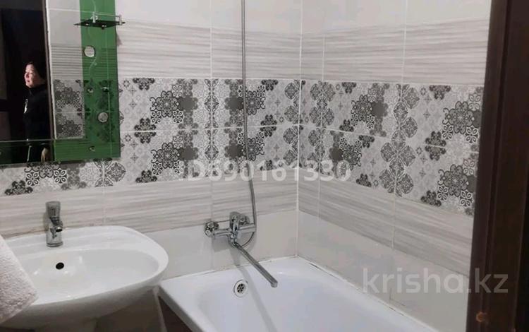 2-комнатная квартира · 57 м² · 4/5 этаж, 12-й мкр 52 — находится супермаркет Дана гипермаркет Анвар трк Актау школа садик за 16.8 млн 〒 — фото 2