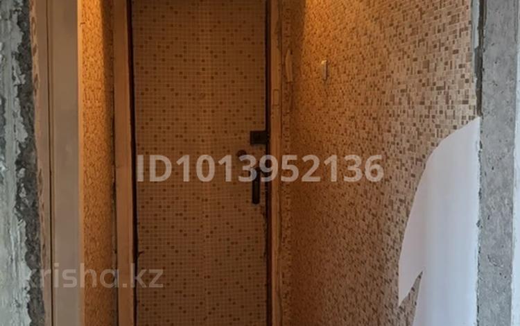 2-бөлмелі пәтер · 44.4 м² · 5/5 қабат, 28-шағынаудан 28 — Магазин Южный,Болашак, бағасы: 16 млн ₸ в Караганде, Казыбек би р-н — фото 2