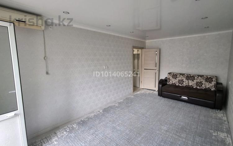 2-бөлмелі пәтер · 57 м² · 4/5 қабат, Строитель ш/а. 21, бағасы: 16.5 млн ₸ в Уральске, мкр Строитель — фото 2