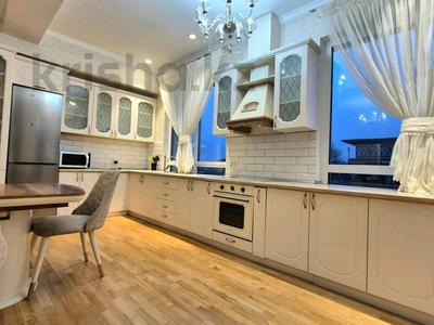 4-бөлмелі пәтер · 190 м² · 3/10 қабат, Кабанбай Батыра 15, бағасы: 900 000 〒 в Алматы, Медеуский р-н