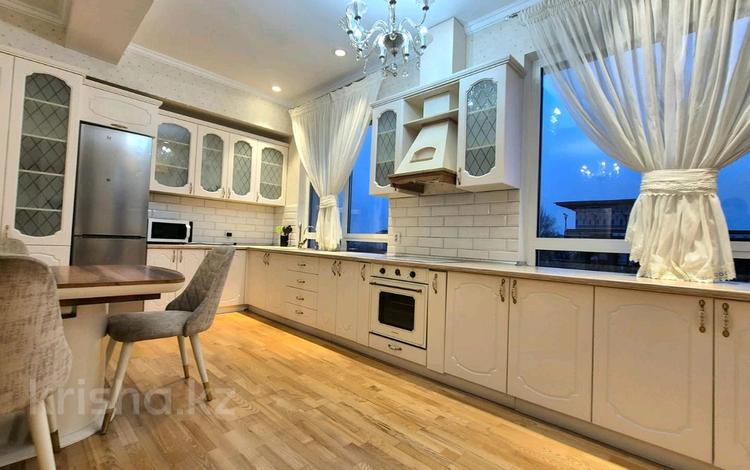 4-комнатная квартира · 190 м² · 3/10 этаж, Кабанбай Батыра 15 за 1 млн ₸ в Алматы, Медеуский р-н — фото 2