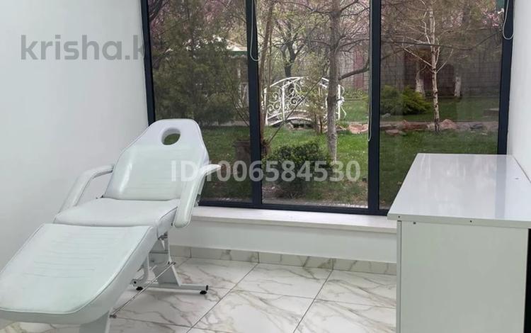 Салоны красоты, медцентры и аптеки, кабинеты и рабочие места · 22 м² за 180 000 〒 в Шымкенте — фото 2