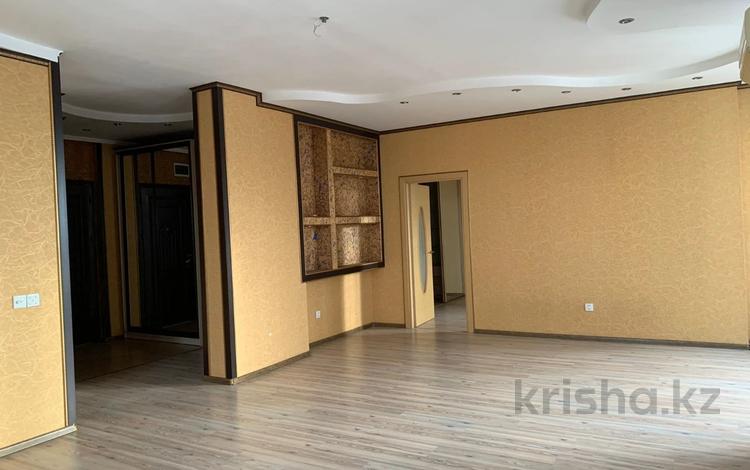 2-комнатная квартира, 80 м², 7/9 этаж помесячно, мкр Новый Город, Мичурина 23Б за 300 000 〒 в Караганде, Казыбек би р-н — фото 2