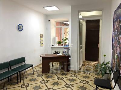 Свободное назначение, офисы, магазины и бутики, склады, общепит, фитнес и спорт, медцентры и аптеки, образование, развлечения, кабинеты и рабочие места, студии · 100 м² за 200 000 〒 в Усть-Каменогорске