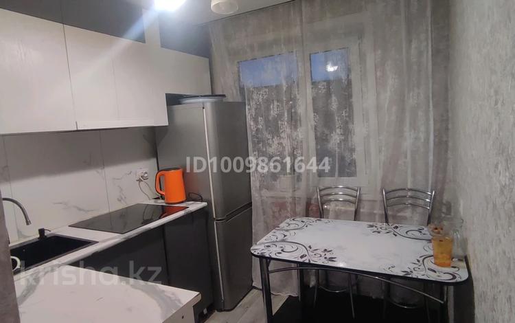 3-комнатная квартира · 62 м² · 2/5 этаж, Майкудук, Майкудук, 16й микрорайон 15 за 15 млн ₸ в Караганде, Алихана Бокейханова р-н — фото 2