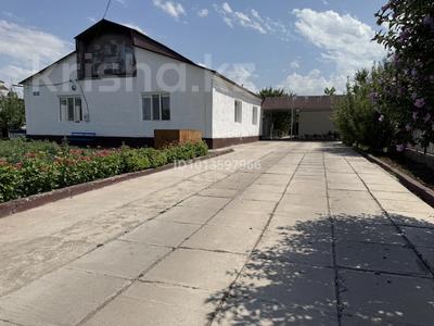 Отдельный дом · 6 комнат · 182 м² · 15 сот., Абикен Мухамеджанов 38г — Ориентировочно находится возле гостиницы Керуен за 33 млн ₸ в Мерке