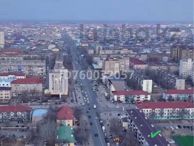 2-комнатная квартира · 44 м² · 1/5 этаж, мкр Центральный, Махамбета Утемисова 116 за 13.7 млн 〒 в Атырау