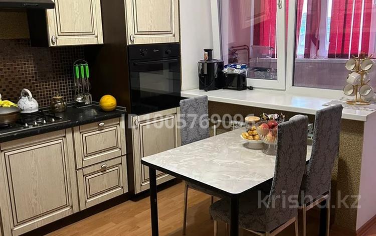 2-бөлмелі пәтер · 70 м² · 7/7 қабат, Алтын орда ш/а., Алия Молдагулова 46в, бағасы: 180 000 ₸ в Актобе, мкр. Алтын орда — фото 2
