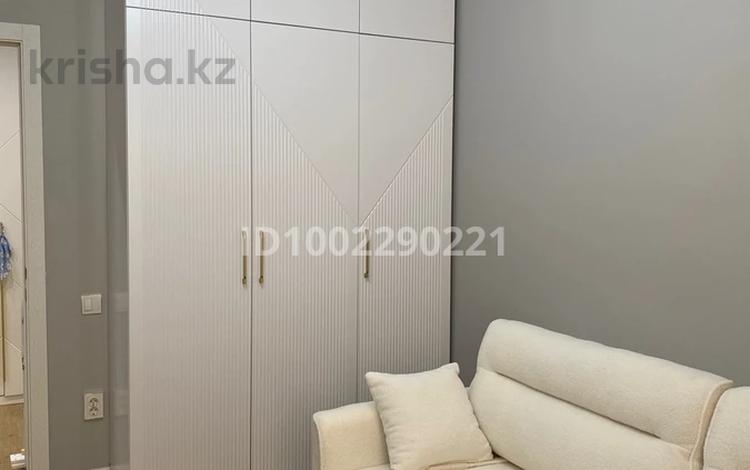 2-бөлмелі пәтер · 55 м² · 5/6 қабат, мкр Строитель — 9 школа, бағасы: 30 млн ₸ в Уральске — фото 2