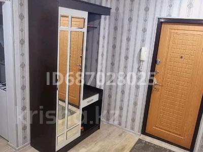 2-бөлмелі пәтер · 58 м² · 1/5 қабат, мкр 8, 101 стрелковой бригады 18 — Супермаркет Дина, бағасы: 25 000 ₸ в Актобе