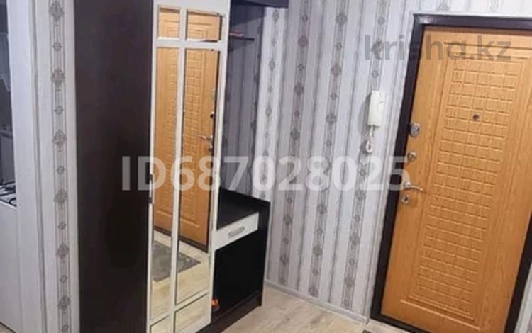 2-бөлмелі пәтер · 58 м² · 1/5 қабат, мкр 8, 101 стрелковой бригады 18 — Супермаркет Дина, бағасы: 25 000 ₸ в Актобе — фото 2
