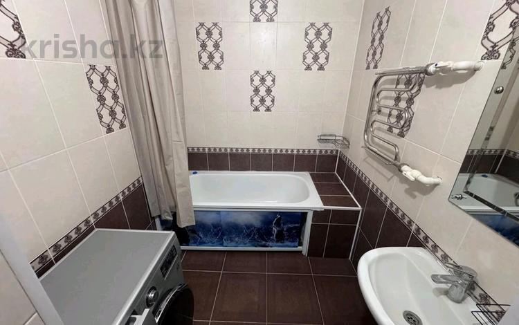 1-бөлмелі пәтер · 80 м², Жургенева 58 — 2 школа, бағасы: 130 000 ₸ в Актобе, мкр. Курмыш — фото 2