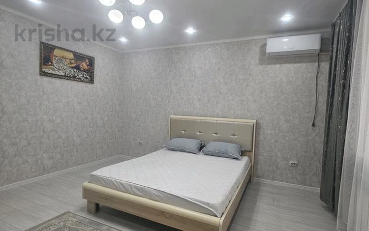 1-комнатная квартира · 40 м² · 1/5 этаж, мкр Кунаева 16/5 за 15 000 ₸ в Уральске — фото 3