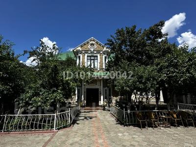 Отдельный дом · 8 комнат · 645 м² · 10 сот., Микрорайон Самал-1 — Шолохова- Есенжанова за 200 млн ₸ в Уральске