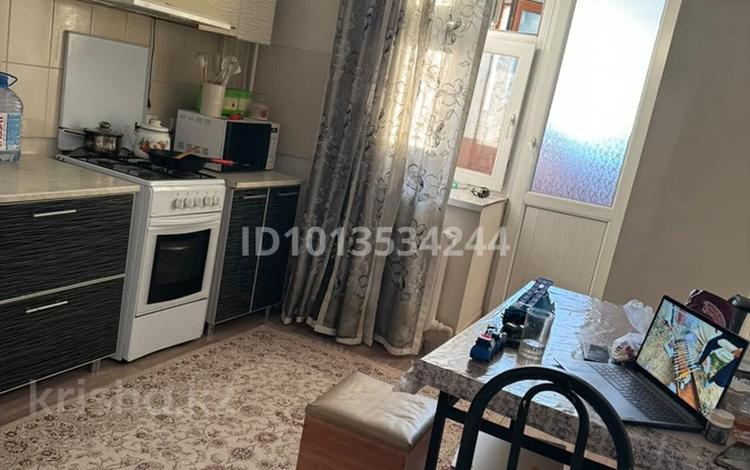 2-бөлмелі пәтер · 60 м² · 5/5 қабат, Бейбарыс Султан 93 А — Рядом школа Мурагер. Саудасы бар, бағасы: 15 млн ₸ в  — фото 2