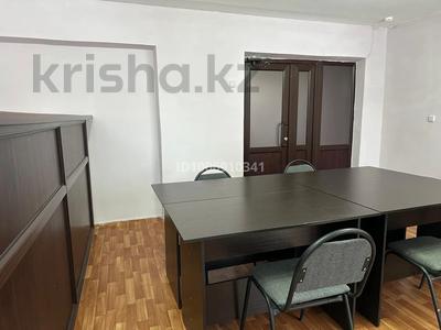 Офисы, склады, салоны красоты, образование, конференц-залы, кабинеты и рабочие места, студии · 600 м² за 3 000 〒 в Караганде, Казыбек би р-н