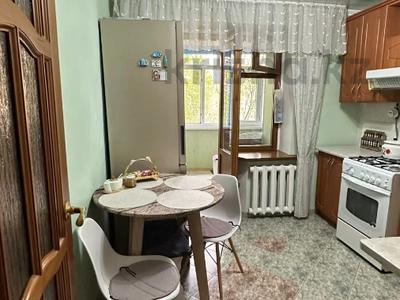 2-бөлмелі пәтер · 50 м² · 4/5 қабат, 4 ш/а, бағасы: 16.8 млн ₸ в Уральске, мкр 4