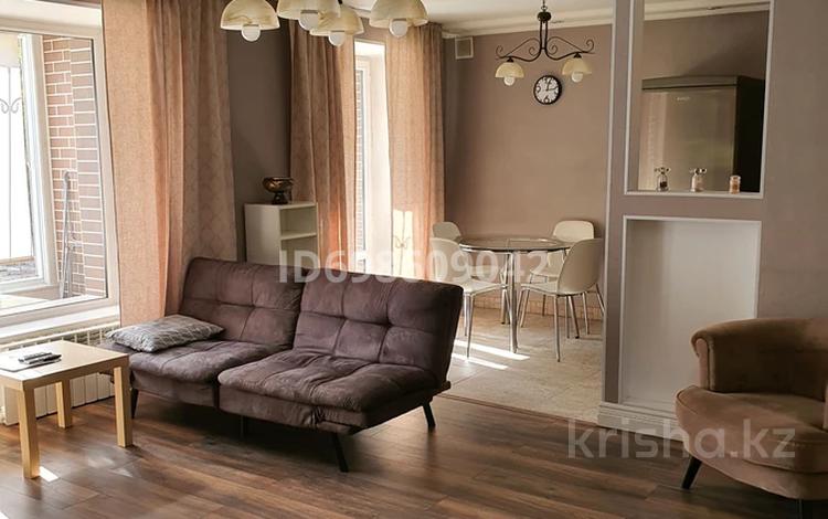 3-комнатная квартира · 60 м² · 2/5 этаж, мкр Михайловка , ул. Касыма Аманжолова — Магазин Школьник за 350 000 〒 в Караганде, Казыбек би р-н — фото 2