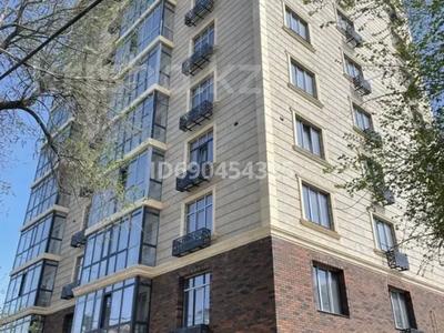 2-комнатная квартира, 75 м², 4/10 этаж помесячно, Азаттык 64А за 420 000 〒 в Атырау