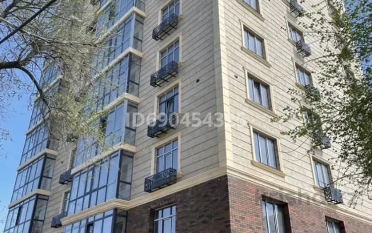 2-комнатная квартира, 75 м², 4/10 этаж помесячно, Азаттык 64А за 420 000 〒 в Атырау — фото 2