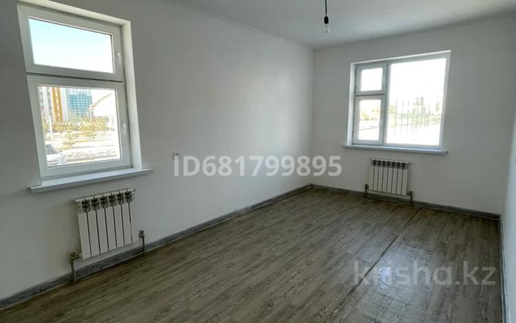 3-бөлмелі пәтер, 70 м², 1/7 қабат, Есім хан даңғылы 19/1 — Стадион,школа, бағасы: 19 млн 〒 в Туркестане — фото 2