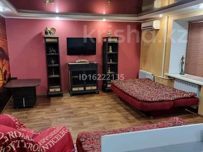 2-бөлмелі пәтер, 60 м², 1/9 қабат тәулігіне, Крылова 74, бағасы: 12 000 〒 в Усть-Каменогорске