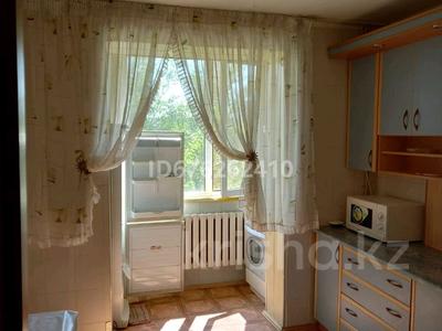 2-бөлмелі пәтер, 54 м², 4/5 қабат ай сайын, мкр 8, Братьев Жубановых — #21 и #27 школы, рынок Алтай, остановка &quot;8 мкр&quot; или &quot;Космос&quot;, бағасы: 120 000 〒 в Актобе, мкр 8