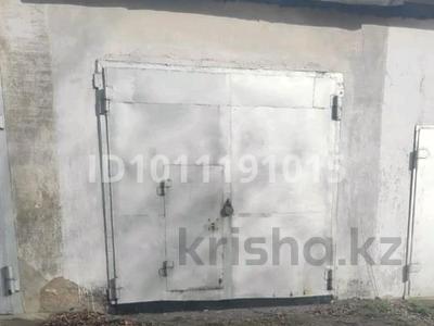 Гараж · 25 м² · Казыбек би 8 — Внутри 2-го квартала напротив акимата гаража большой входит Газель, бағасы: 5.3 млн ₸ в Топаре
