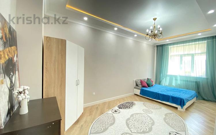 2-комнатная квартира · 80 м² · 2/17 этаж, 17-й мкр, ​17-й микрорайон 6 — C видом на двор за 17 000 ₸ в Актау — фото 2