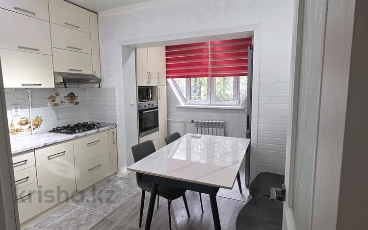 3-комнатная квартира · 75 м² · 1/9 этаж, мкр Аксай-2 26 за 300 000 ₸ в Алматы, Ауэзовский р-н — фото 2