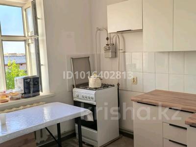 2-бөлмелі пәтер · 60 м² · 5/5 қабат, Абдырахманова 27 — 12 мектеп лицей жанында, бағасы: 150 000 ₸ в 