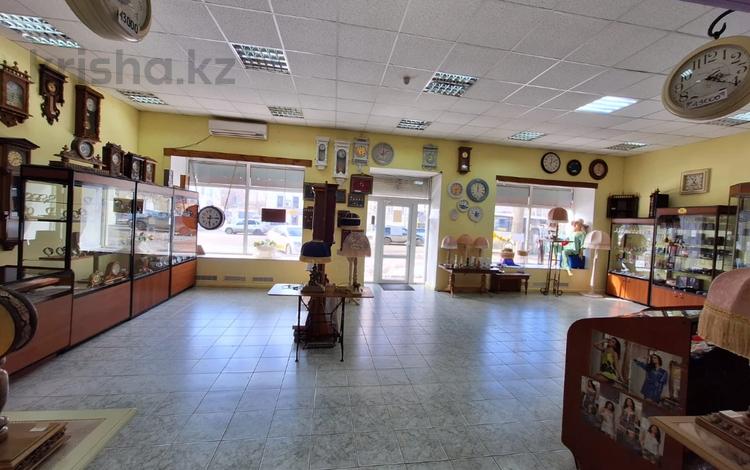 Свободное назначение, офисы, магазины и бутики, общепит, салоны красоты, медцентры и аптеки, образование, развлечения · 302.6 м² за 300 млн 〒 в Уральске — фото 11