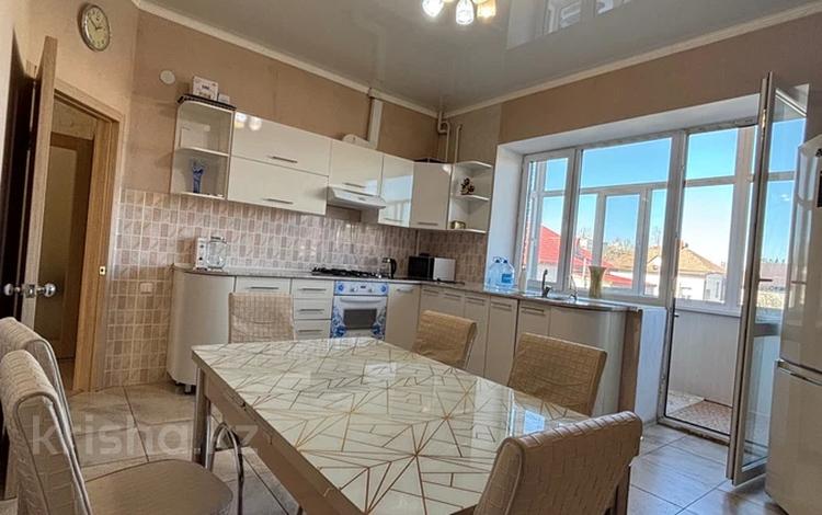 3-комнатная квартира · 120 м² · 2/5 этаж, Сарайшык 27 за 48 млн ₸ в Уральске — фото 2