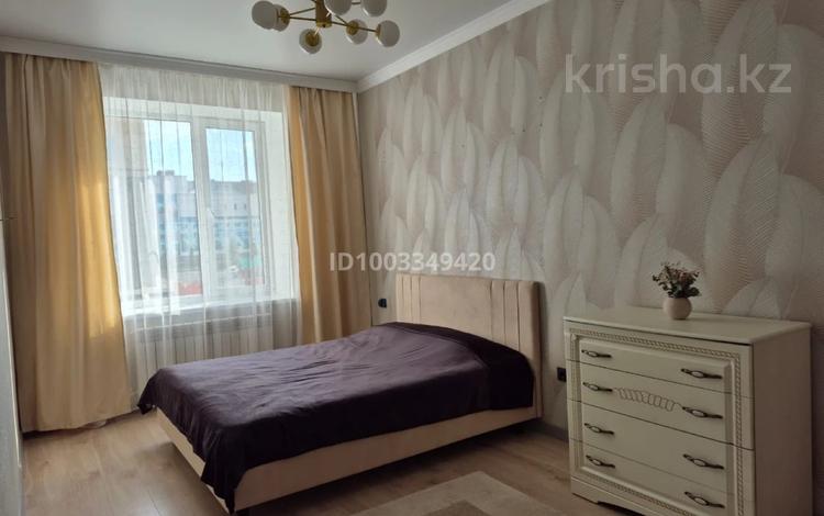 2-бөлмелі пәтер · 60 м² · 1/10 қабат, Шахтеров 68, бағасы: 17 000 ₸ в Караганде, Казыбек би р-н — фото 2