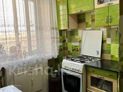 2-бөлмелі пәтер, 50 м², 5/5 қабат, Майкудук, 15й микрорайон, бағасы: 10 млн 〒 в Караганде, Алихана Бокейханова р-н