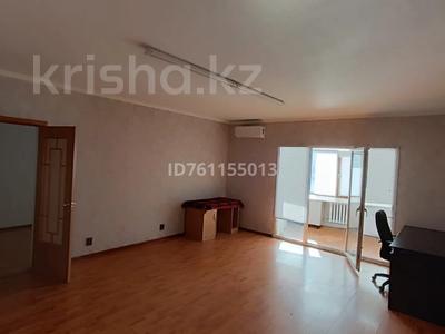 2-комнатная квартира · 54 м² · 1/3 этаж, проспект Санкибай-батыра 253/2 — Напротив Акбобек, ресторан Зере за 23.5 млн ₸ в Актобе