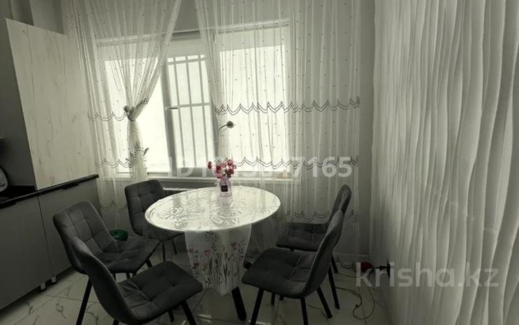 2-бөлмелі пәтер · 60 м² · 2/6 қабат, исенова 87 — обл акимат, бағасы: 35 млн ₸ в Атырау — фото 2