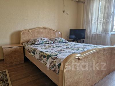 1-комнатная квартира, 55 м², 4/5 этаж посуточно, Сатпаева 48Б за 10 000 〒 в Атырау, мкр Авангард-4