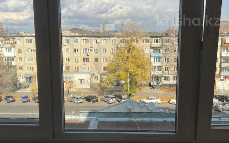3-комнатная квартира, 60 м², 5/5 этаж, Кабанбай Батыра 43 за 26 млн 〒 в Усть-Каменогорске — фото 2