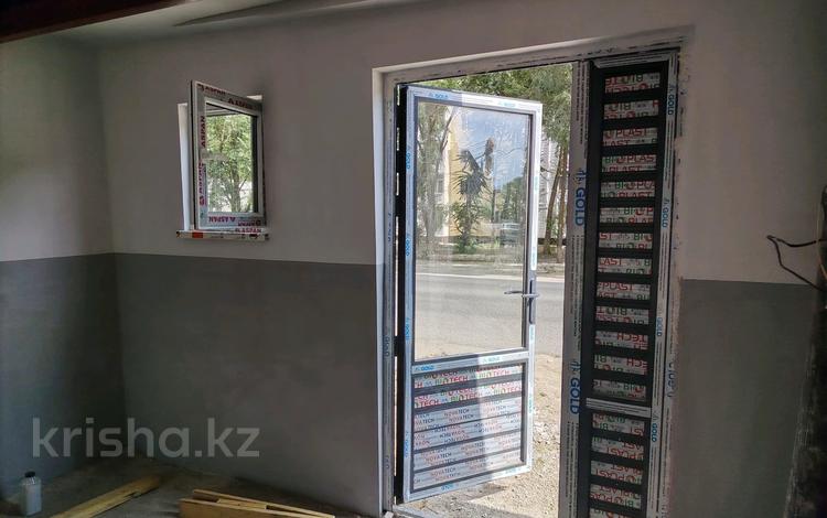 Свободное назначение, офисы, магазины и бутики, склады, салоны красоты, образование, кабинеты и рабочие места · 30 м² за 85 000 ₸ в Таразе, мкр Аса — фото 2